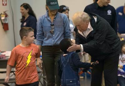 Tổng thống Mỹ Donald Trump cam kết hỗ trợ bang Texas tái thiết sau siêu bão Harvey ảnh 1